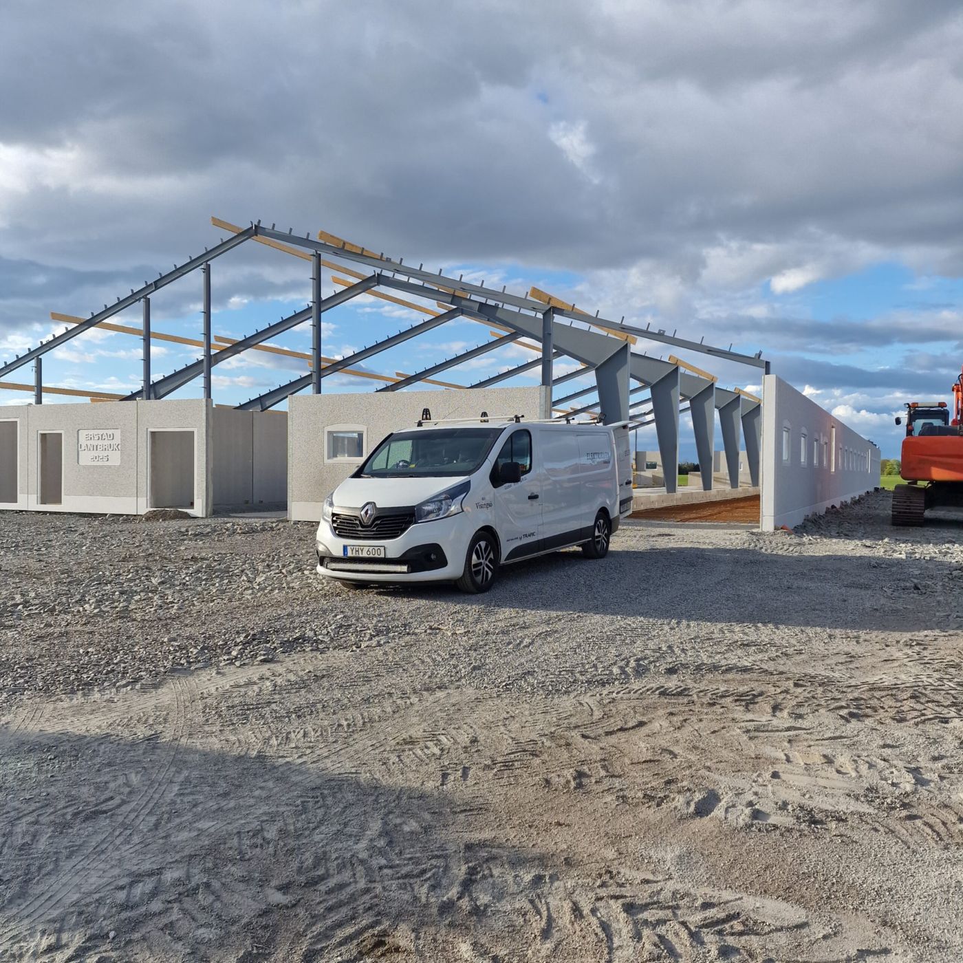 Elektrikarns skåpbil framför ett lantbruksarbete